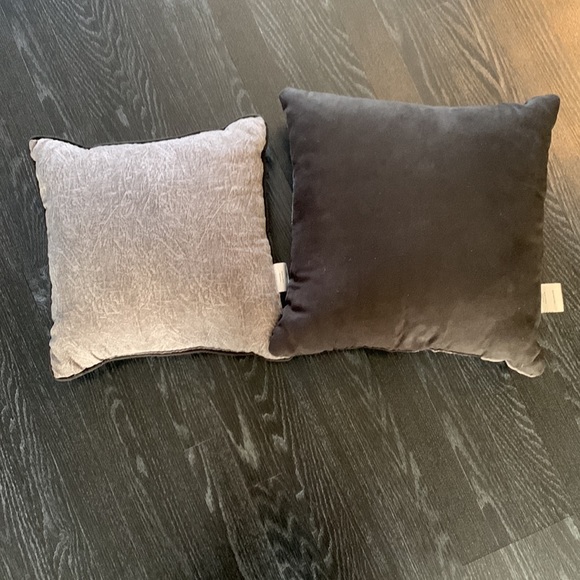 Two black grey pillows - Picture 6 of 7